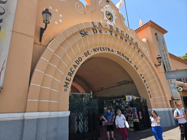 Mercado de África, Santa Cruz Fachada del Mercado Nuestra Señora de África en Santa Cruz de Tenerife, con su característico arco de entrada.