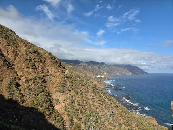 Parque Rural de Anaga Vista panorámica del Parque Rural de Anaga en Tenerife, con acantilados, vegetación y el océano Atlántico.