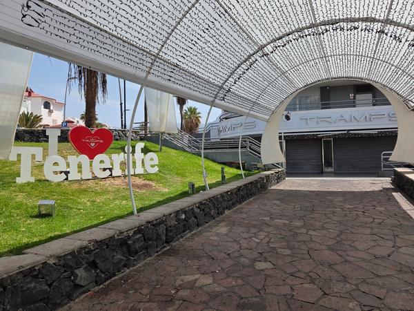 Entrada al club Tramps en Tenerife, con estructura moderna y letras 'I Love Tenerife'.