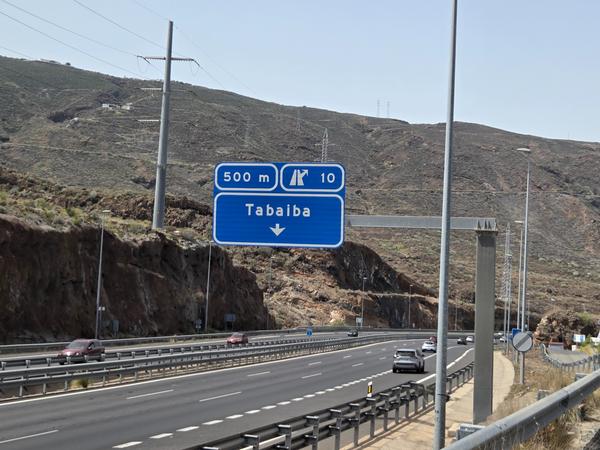 Salida a Tabaiba en la autopista Señal de autopista indicando la salida hacia Tabaiba a 500 metros en Tenerife.