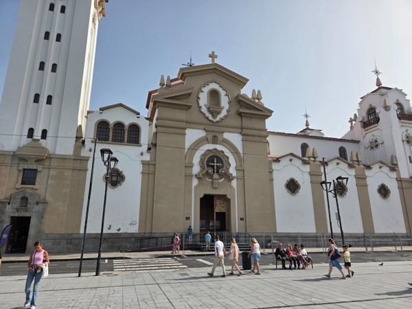 Basílica de Candelaria en Tenerife Fachada principal de la Basílica de Candelaria con visitantes caminando por la plaza.
