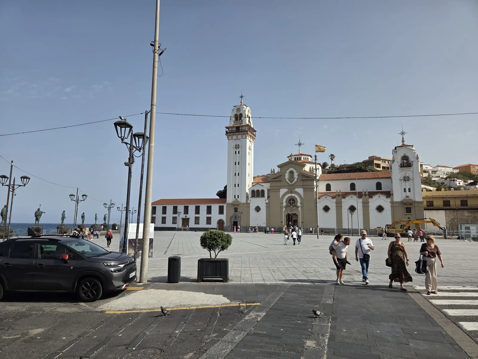 Basílica de Nuestra Señora de Candelaria frente a la amplia Plaza de la Patrona de Canarias
