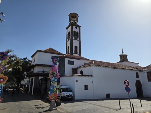 Iglesia de la Concepción en Santa Cruz de Tenerife, símbolo histórico y religioso del casco antiguo Vista exterior de la Iglesia de la Concepción con su torre campanario y decoración de carnaval