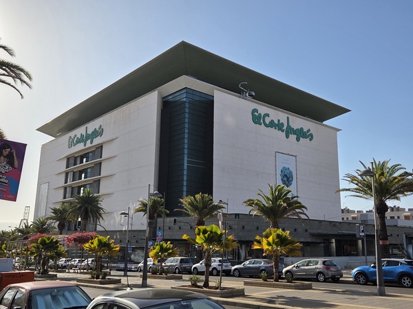 Centro comercial El Corte Inglés, referencia de compras y moda en la capital tinerfeña Fachada principal del edificio de El Corte Inglés en Santa Cruz de Tenerife