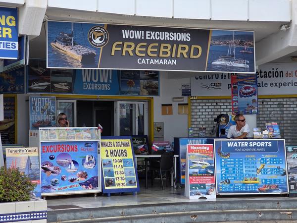 Excursiones en Puerto Colón Puesto de excursiones en Puerto Colón con ofertas para avistamiento de ballenas, deportes acuáticos y catamarán Freebird.
