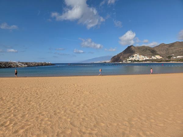 Playa de Las Teresitas desde la orilla Playa de Las Teresitas con arena dorada, mar tranquilo y el pueblo de San Andrés al fondo.