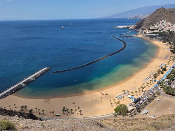 Vista aérea de Las Teresitas Impresionante vista desde el mirador hacia la Playa de Las Teresitas, con mar azul y arena dorada.