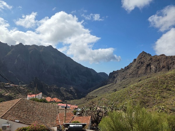 Vista panorámica del caserío de Masca entre montañas escarpadas y profundos barrancos en Tenerife.