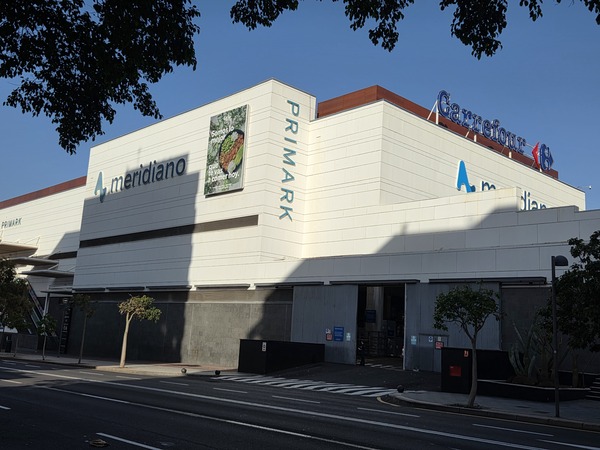 Meridiano, moderno centro comercial en Santa Cruz de Tenerife con tiendas como Primark y Carrefour Vista exterior del centro comercial Meridiano con logos de Primark y Carrefour