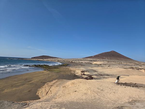 Panorámica de Montaña Roja y la costa de El Médano en un día soleado.
