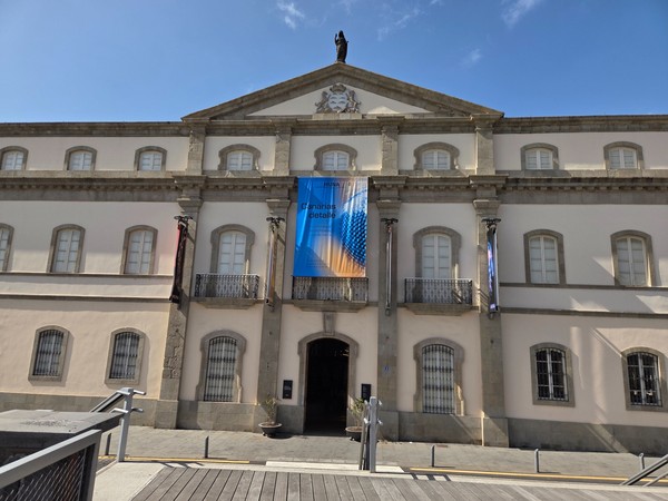 Fachada del museo en Santa Cruz de Tenerife con gran cartel expositivo y arquitectura clásica.