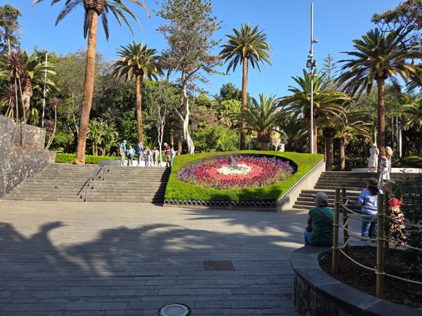 Escalinata y gran reloj floral rodeado de palmeras en el Parque García Sanabria de Santa Cruz de Tenerife.
