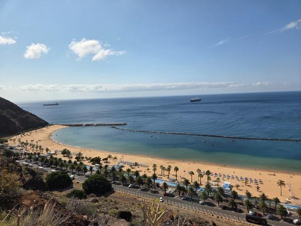 Playa de Las Teresitas Vista panorámica de la Playa de Las Teresitas en Santa Cruz de Tenerife con aguas tranquilas y arena dorada.