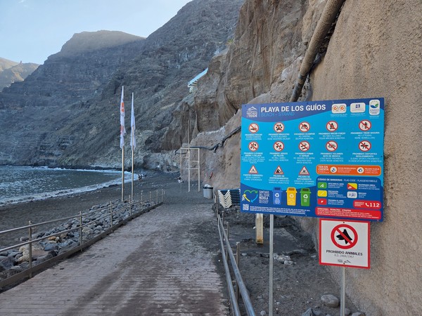 Acceso a la playa de Los Guíos bajo los acantilados de Los Gigantes