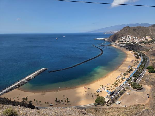 Playa de Las Teresitas desde arriba Vista aérea de la Playa de Las Teresitas con arena dorada, escolleras y aguas turquesas en Tenerife.