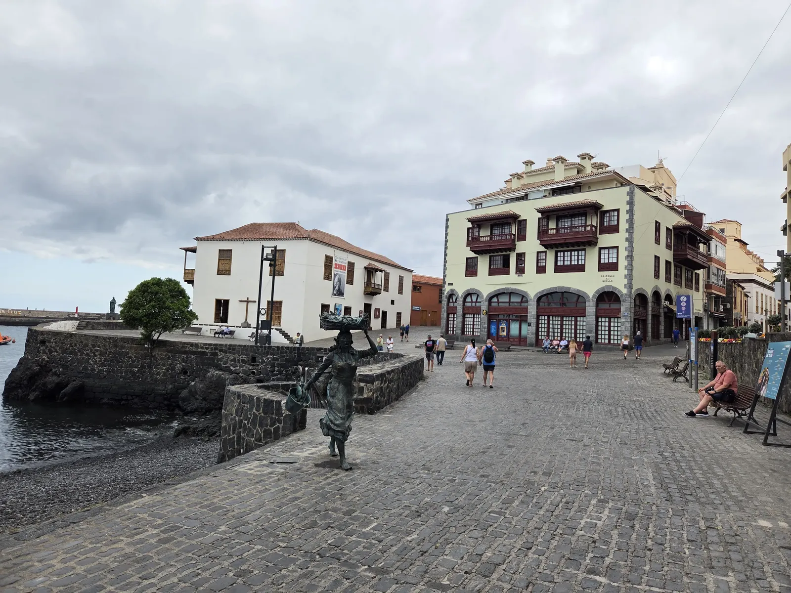 Plaza empedrada del casco histórico de Puerto de la Cruz junto al paseo costero