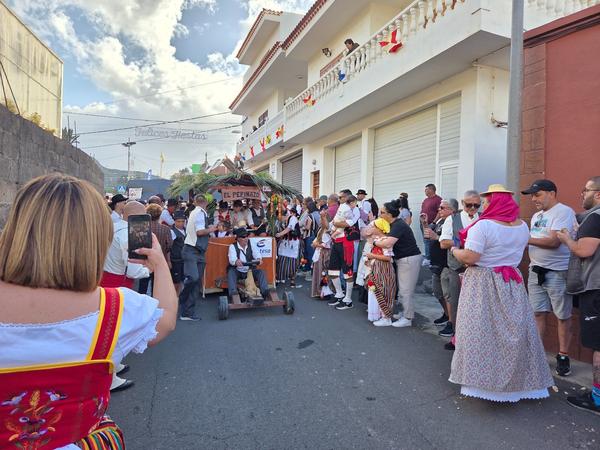 Carroza con decoración típica y personas vestidas de romeros durante la romería en Tejina.