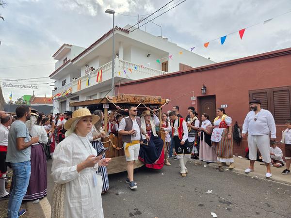 Romería en Tejina Personas vestidas con trajes típicos canarios participando en la romería de Tejina.