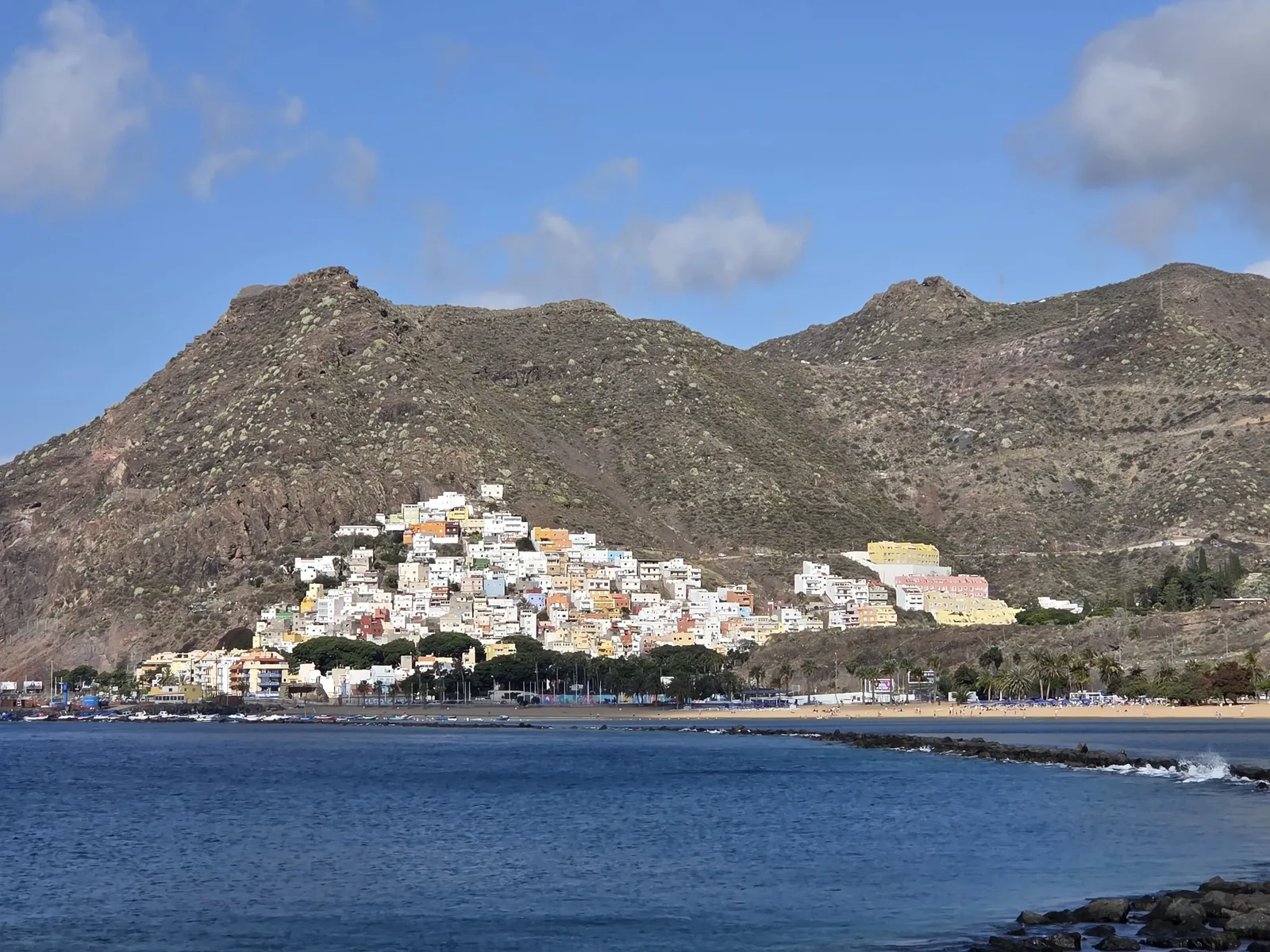 Panorámica de San Andrés al pie de las montañas de Anaga desde Las Teresitas