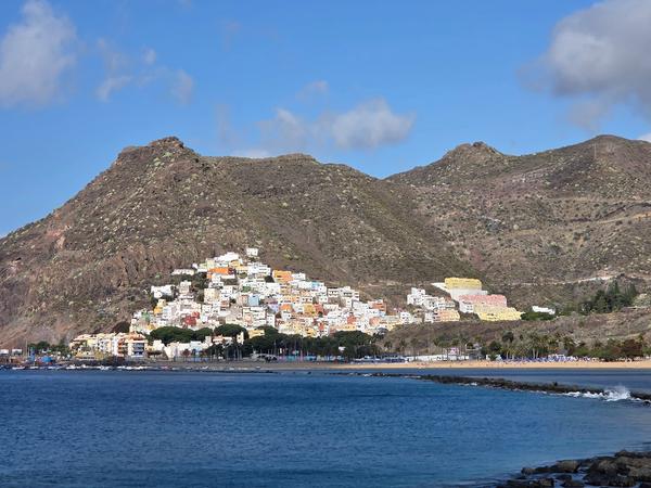 Vista de San Andrés con sus casas coloridas al pie de la montaña y la playa de Las Teresitas en primer plano.