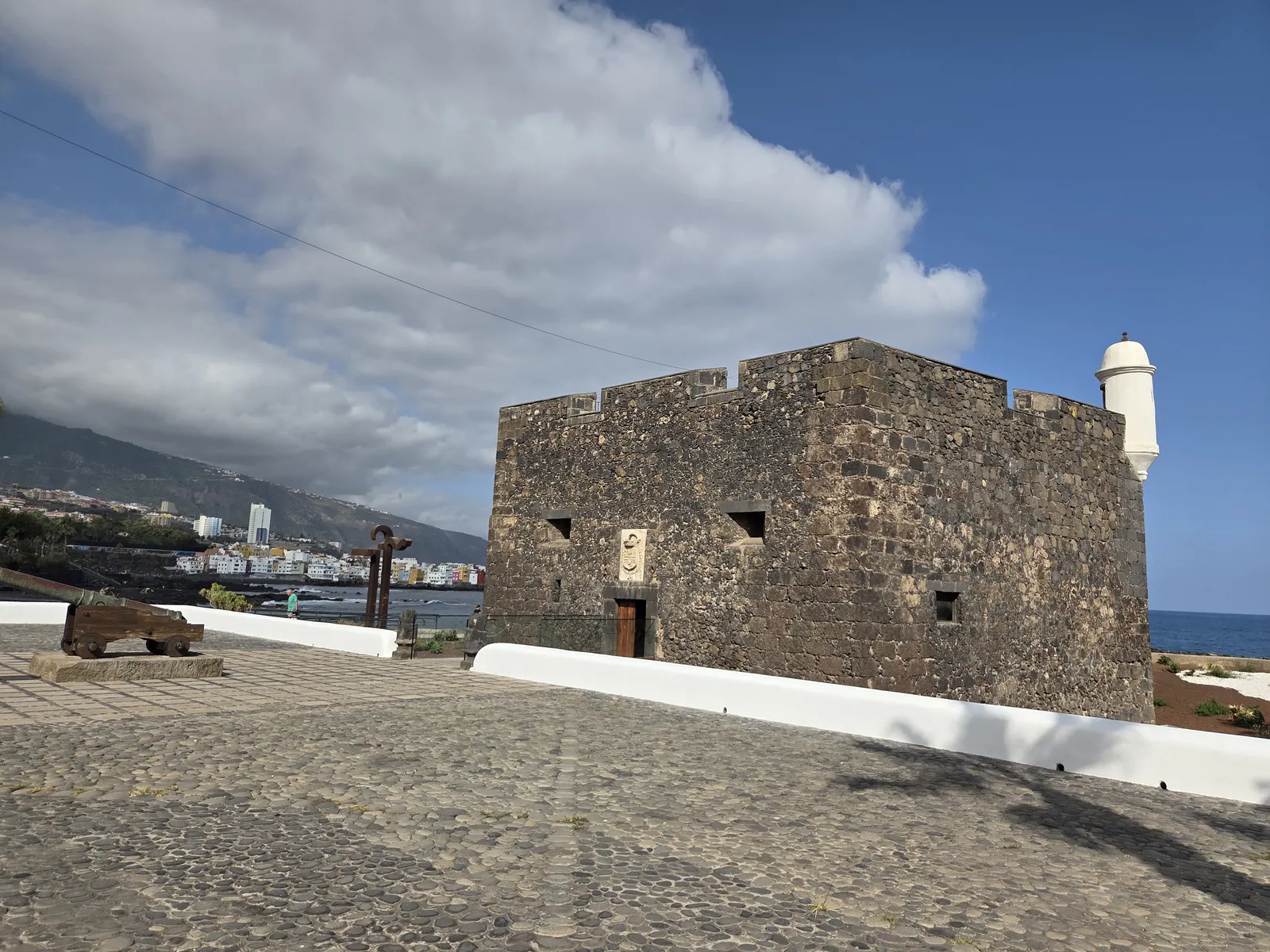 Castillo de San Felipe, fortaleza costera de Puerto de la Cruz Castillo de San Felipe y antiguo cañón en Puerto de la Cruz, Tenerife