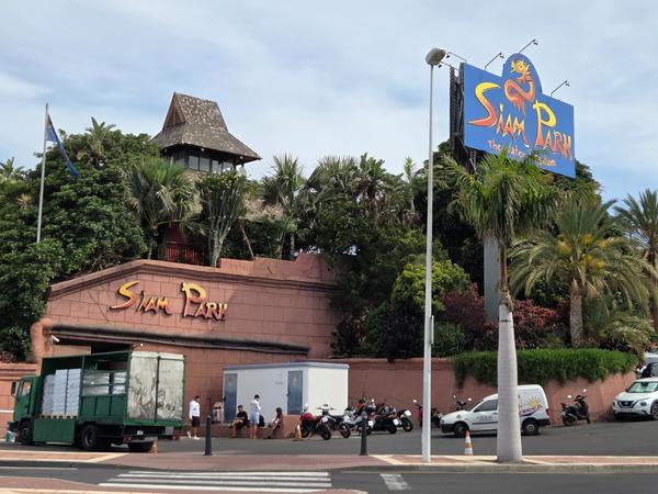Entrada a Siam Park Entrada principal de Siam Park, el famoso parque acuático en Tenerife, con su cartel distintivo.