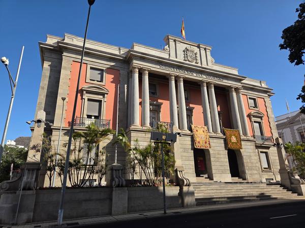 Edificio de la Subdelegación del Gobierno en Santa Cruz de Tenerife con banderas y escudo.