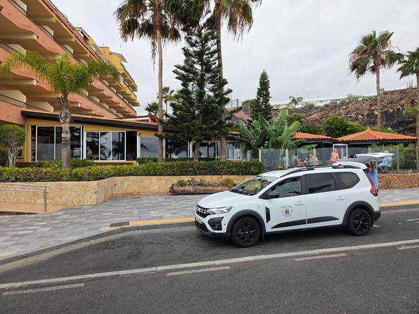 Taxi en La Caleta Taxi estacionado frente a un complejo hotelero en La Caleta, Tenerife.
