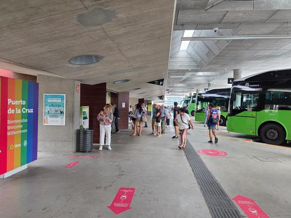 Estación TITSA en Puerto de la Cruz Estación de autobuses de Puerto de la Cruz con guaguas verdes de TITSA y viajeros esperando.