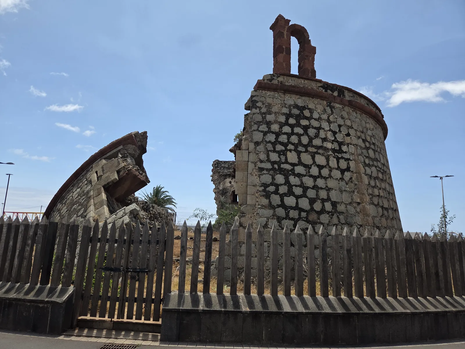 Torre de San Andrés, fortificación histórica de Santa Cruz de Tenerife Ruinas de la Torre de San Andrés junto al barranco en Tenerife